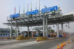 Phương tiện lưu thông qua trạm thu phí BOT. (Ảnh: Việt Hùng/Vietnam+)