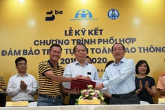 Các đại biểu ký kết Chương trình phối hợp đảm bảo trật tự an toàn giao thông 2019-2020. (Ảnh: Việt Hùng/Vietnam+)