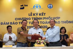 Các đại biểu ký kết Chương trình phối hợp đảm bảo trật tự an toàn giao thông 2019-2020. (Ảnh: Việt Hùng/Vietnam+)