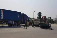 Hiện trường vụ tai nạn giao thông liên hoàn trên Đại lộ Thăng Long làm 2 người chết sáng ngày 21/2. (Ảnh: CTV Đức Hùng)