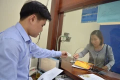 Người dân đến các cơ sở để làm hồ sơ cấp đổi và nhận giấy phép lái xe. (Ảnh: Việt Hùng/Vietnam+)