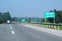 Công trình đường giao thông rất dễ lún nền đường nếu không xử lý gia cố nền móng chắc trong điều kiện địa hình phức tạp. (Ảnh: Việt Hùng/Vietnam+)