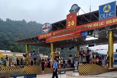 Người dân tụ tập phản đối khiến dự án BOT ùn tắc kéo dài và nhà đầu tư phải tiến hành xả trạm. (Ảnh: otofun.net)