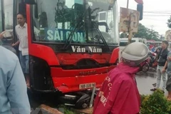 Chiếc xe khách loại 44 chỗ gây tai nạn. (Ảnh: Hồng Điệp/TTXVN)