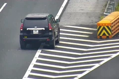 Một phương tiện khi đi quá nút giao ra đường Quốc lộ đã cố tình lùi xe trên cao tốc gây mất an toàn giao thông. (Ảnh: VIDIFI cung cấp)