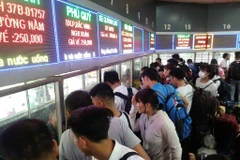 [Photo] Dòng người chen chân về quê trong ngày đầu nghỉ lễ