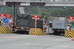 Phương tiện chưa dán thẻ thu phí tự động không dừng nhưng vẫn cố tình đi vào làn đường đã được phân loại phương tiện sẽ bị xử lý vi phạm. (Ảnh: Việt Hùng/Vietnam+)