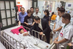 Ông Khuất Việt Hùng, Phó Chủ tịch Ủy ban An toàn giao thông Quốc gia thăm hỏi, động viên các gia đình có nạn nhân bị tai nạn giao thông tại Bệnh viện Hữu Nghị Việt Đức. (Ảnh: Việt Hùng/Vietnam+)