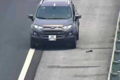 Một chiếc xe ôtô cố tính chạy ngược chiều trên tuyến đường cao tốc Hà Nội-Hải Phòng bị camera chụp lại và cung cấp cơ quan công an xử lý vi phạm. (Ảnh: VIDIFI cung cấp)