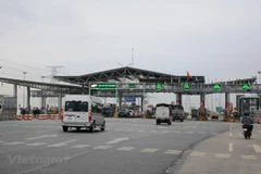 Theo lộ trình của Bộ Giao thông Vận tải, đến hết năm 2019, các trạm thu phí phải lắp đặt xong thu phí không dừng. (Ảnh: Việt Hùng/Vietnam+)