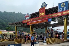 Người dân tụ tập phản đối khiến dự án BOT ùn tắc kéo dài và nhà đầu tư phải tiến hành xả trạm. (Ảnh: otofun.net)