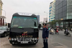 Xe dù, bến cóc đã khiến các nhà xe tuyến cố định rơi vào cảnh lao đao khi không có khách trên xe. (Ảnh: Việt Hùng/Vietnam+)