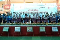 Đội mũ bảo hiểm đạt chuẩn và đúng cách sẽ giúp giảm thương vong do tai nạn giao thông đối với trẻ em. (Ảnh: Nguyễn Huyền)