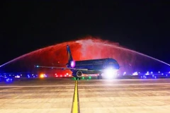 Máy bay Vietnam Airlines hạ cánh xuống sân bay Vân Đồn, tỉnh Quảng Ninh. (Ảnh: TTXVN)