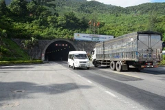 Phương tiện lưu thông qua hầm Hải Vân. (Ảnh: Việt Hùng/Vietnam+)