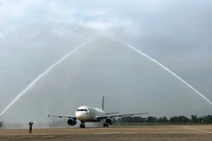 Đường bay mới của hãng không Bamboo Airways được chào đón bằng nghi lễ phun nước. (Ảnh: Thu Huyền)