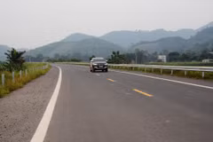 Phương tiện lưu thông trên tuyến BOT Hòa Lạc-Hòa Bình. (Ảnh: Việt Hùng/Vietnam+)
