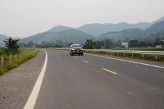 Phương tiện lưu thông trên tuyến BOT Hòa Lạc-Hòa Bình. (Ảnh: Việt Hùng/Vietnam+)