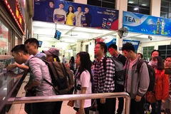 Hành khách mua vé tại bến xe Mỹ Đình. (Ảnh: Việt Hùng/Vietnam+)