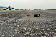 Đường lăn sân bay Nội Bài xuất hiện hư hỏng như nứt vỡ, phùi bùn, thậm chí có hiện tượng bị lún nhưng vẫn chưa thể sửa chữa tổng thể vì vướng cơ chế. (Ảnh: Việt Hùng/Vietnam+)