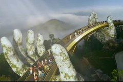 Cây cầu Vàng trên đỉnh Bà Nà, Đà Nẵng là địa điểm thu hút rất đông khách du lịch trong và quốc tế đến thăm quan. (Ảnh: VNA)