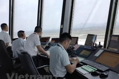 Nhân viên Kiểm soát viên không lưu tại Đài Kiểm soát không lưu Nội Bài điều hành các chuyến bay đi, đến. (Ảnh: Việt Hùng/Vietnam+)
