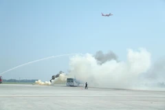 Lực lượng phòng cháy chữa cháy và cứu hộ cứu nạn diễn tập với tình huống tàu bay hạ cánh khẩn cấp khi gặp sự cố. (Ảnh: CTV/Vietnam)