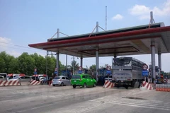 Phương tiện lưu thông qua trạm thu phí. (Ảnh: Doãn Đức/Vietnam+)