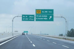 Phương tiện lưu thông trên cao tốc Hà Nội-Hải Phòng. (Ảnh: Việt Hùng/Vietnam+)