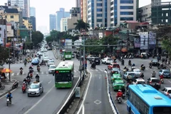 Cùng với hạn chế xe cá nhân, Hà Nội cần đầu tư nhiều vào hạ tầng xe buýt như làn đường dành riêng, nhà chờ... mới thúc đẩy người dân sử dụng vận tải công cộng. (Ảnh: Huy Hùng/Vietnam+)