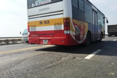 Dù đã trải quan nhiều đợt sửa chữa, những vết rạn nứt vẫn xuất hiện trên mặt cầu Thăng Long. (Ảnh: Việt Hùng/Vietnam+)