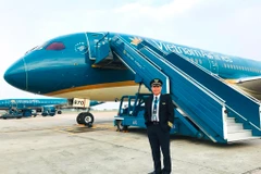 Cơ trưởng Đặng Ngọc Cơ vinh dự và tự hào lái chiếc máy bay Boeing 787-10 đầu tiên của Vietnam Airlines. (Ảnh: ĐB).