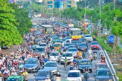 Xe buýt bị các phương tiện cá nhân bủa vây khiến không thể đi nhanh và đảm bảo đúng giờ. (Ảnh: PV/Vietnam+)