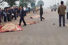 Hiện trường vụ tai nạn giao thông đặc biệt nghiêm trọng làm 7 người tử vong tại tỉnh Vĩnh Phúc. (Ảnh: TTXVN)