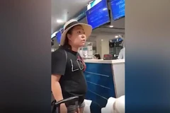Bà Lê Thị Hiền bị phạt 200.000 đồng do mắng chửi, hành hung nhân viên hàng không. (Ảnh cắt từ clip)