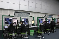 Kiểm soát viên không lưu đang làm việc tại Trung tâm kiểm soát bay. (Ảnh minh họa: Việt Hùng/Vietnam+)