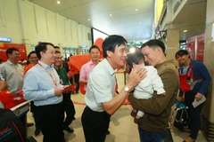 Lãnh đạo Cảng hàng không quốc tế Tân Sơn Nhất và hãng hàng không giá rẻ Jetstar Pacific đã tặng quà cho những hàng khách về quê đón Tết Nguyên đán. (Ảnh: Tiến Sỹ)