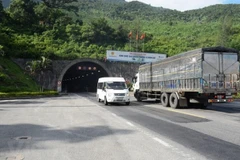 Phương tiện lưu thông qua hầm đường bộ. (Ảnh: Việt Hùng/Vietnam+)