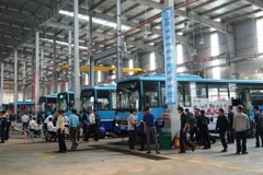 Tại hội thi lần bảo dưỡng sửa chữa xe buýt năm 2019 có 12 đội tham gia thuộc 12 đơn vị hoạt động xe buýt. Mỗi đội có 9 người gồm 6 thợ máy-gầm và 3 thợ điện. (Ảnh: Minh Hiếu/Vietnam+)