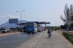Phương tiện lưu thông qua trạm thu phí BOT. (Ảnh: Doãn Đức/Vietnam+)