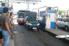 Các phương tiện lưu thông khó khăn qua trạm BOT T2 trưa 21/5/2019. (Ảnh: TTXVN)