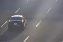 Chiếc xe ôtô đi lùi trên cao tốc Hà Nội-Hải phòng. (Ảnh: VIDIFI cung cấp)