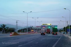 Bình quân mỗi tháng, các phương tiện trên toàn quốc trả hơn 1.000 tỷ đồng tiền phí lưu thông qua trạm BOT. (Ảnh: Việt Hùng/Vietnam+)