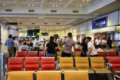 Nhân viên an ninh hàng không kiểm tra, giám sát hành khách tại khu vực làm thủ tục bay. (Ảnh: Việt Hùng/Vietnam+)