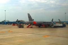 Máy bay của hai hãng hàng không Jetstar Pacific-Vietnam Airlines. (Ảnh: Việt Hùng/Vietnam+)