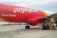 Máy bay của hãng hàng không Vietjet Air đã bị bục lốp tại sân bay Tân Sơn Nhất. (Ảnh: OF.FB)