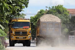 Hà Nội sẽ xử lý phương tiện làm rơi vãi vật liệu trên đường. (Ảnh: Xuân Tiến/TTXVN)