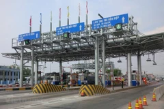 Phương tiện lưu thông qua trạm thu phí BOT. (Ảnh: Việt Hùng/Vietnam+)