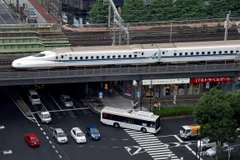 Tàu cao tốc Shinkansen di chuyển tại thủ đô Tokyo, Nhật Bản. (Ảnh: AFP/TTXVN)