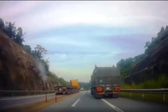 Xe container cố tình đi ngược chiều, phá hỏng hàng loạt cột cao su phân chia và báo hiệu làn đường cao tốc Nội Bài-Lào Cai. (Ảnh cắt từ clip)